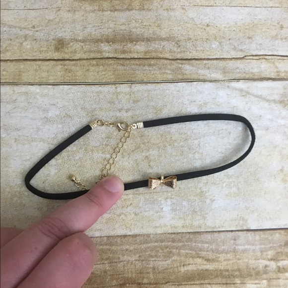 🆑$6 sale🆑Gold bow choker - Picture 2 of 2