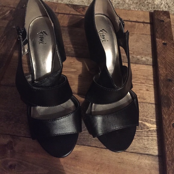 Black heels - Picture 1 of 4