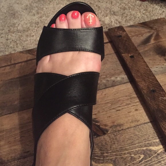 Black heels - Picture 2 of 4