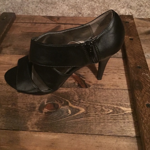 Black heels - Picture 3 of 4