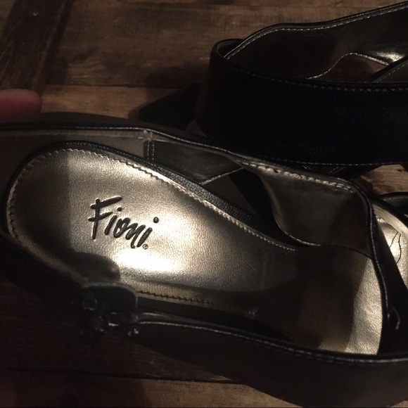 Black heels - Picture 4 of 4