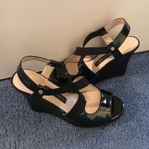 Dana Buchman Black wedges