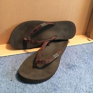 Dark brown Reef flip flops