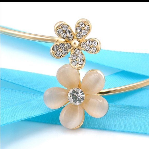 NEW✨Flower Crystal Gold Plate Adjustable Bracelet - Picture 2 of 4