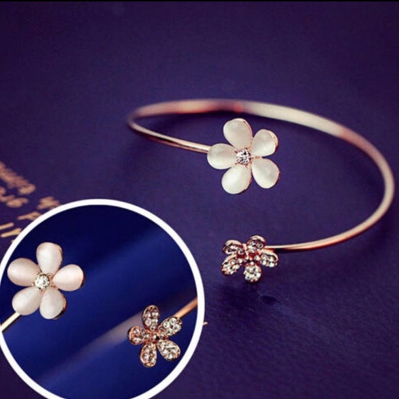 NEW✨Flower Crystal Gold Plate Adjustable Bracelet - Picture 3 of 4