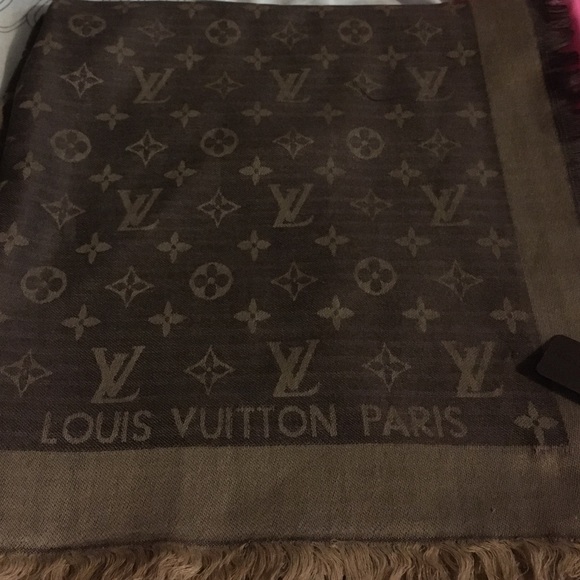 Louis Vuitton shawl size large 140 by 140 cm new