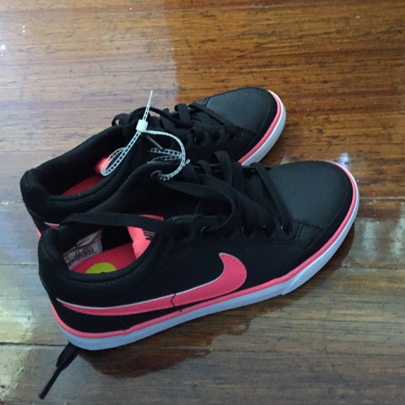 New nike sneaker - Picture 1 of 4