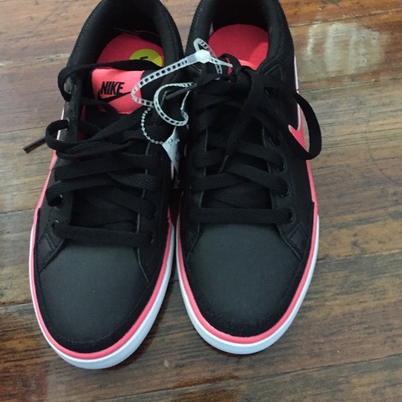 New nike sneaker - Picture 2 of 4