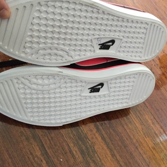 New nike sneaker - Picture 3 of 4