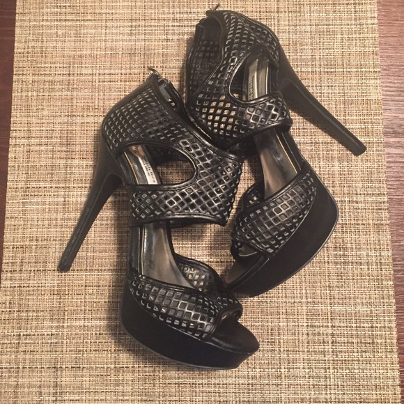 Vera Wang all black heels 👠