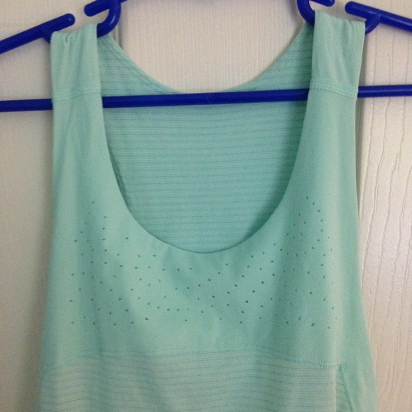 Lululemon clip in tank. 4 - Picture 3 of 4
