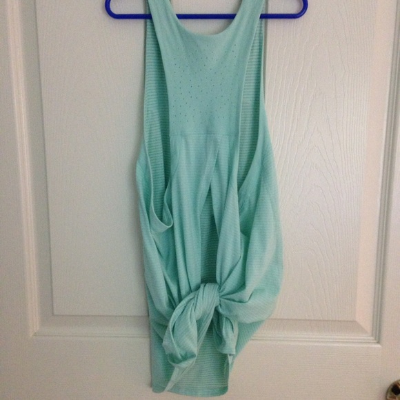 Lululemon clip in tank. 4 - Picture 4 of 4