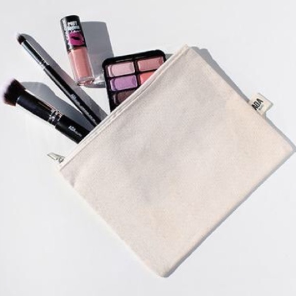 Makeup Pouch💋 - Picture 3 of 3