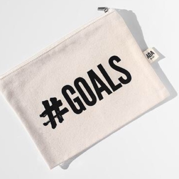 Makeup Pouch💋 - Picture 2 of 3