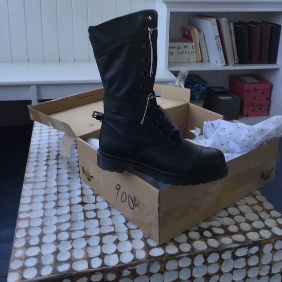 Dr Martens Triumph Boot