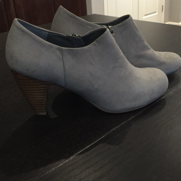 **Final Sale** Adorable gray suede booties