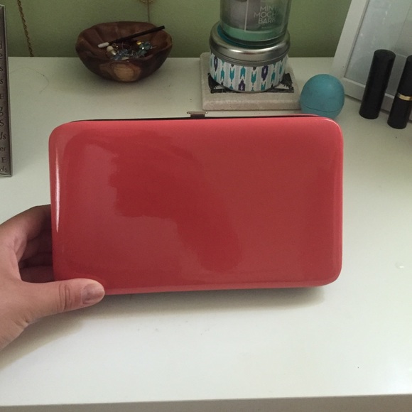 Coral color clutch