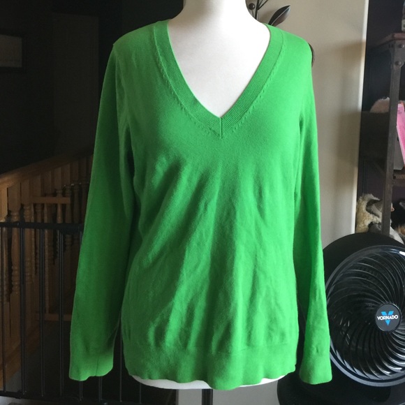 Lilly Pulitzer Sweaters - Lilly Pulitzer v neck lightweight sweater