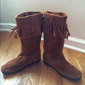 Used Minnetonka fringe boot size 7