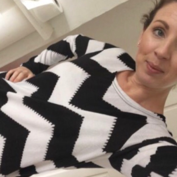 💕Chevron Print Long Sleeve T💕 - Picture 2 of 3