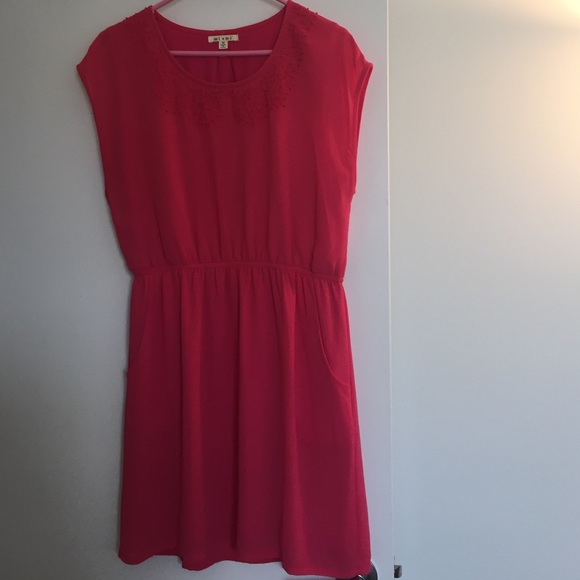 Bright pink dress! - Picture 2 of 4