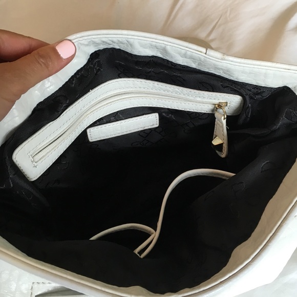 BCBGeneration white leather messenger bag. - Picture 4 of 4