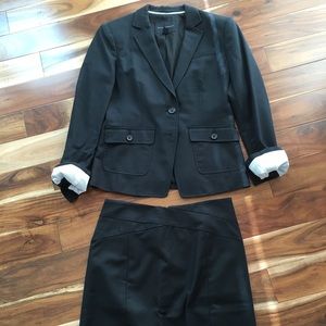 *MINT NEVER WORN* Banana Republic Black skirt suit