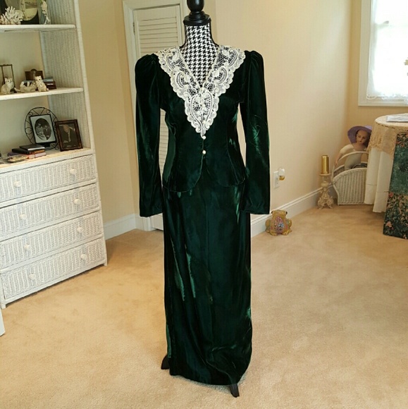 Jessica McClintock Dresses & Skirts - Stunning "JESSICA MCCLINTOCK" Emerald Green Suit
