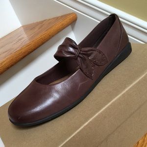 Walking cradle flats brown comfort Nwt 9