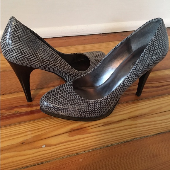 Nine West gray/navy leather heels