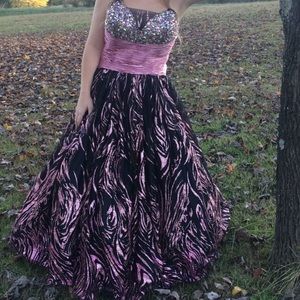 I'm selling this prom dress.
