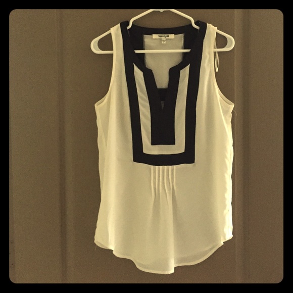Daniel Rainn flowy white and black top - size sm