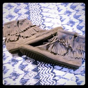 Minnetonka double fringe side zip booties size 7.5