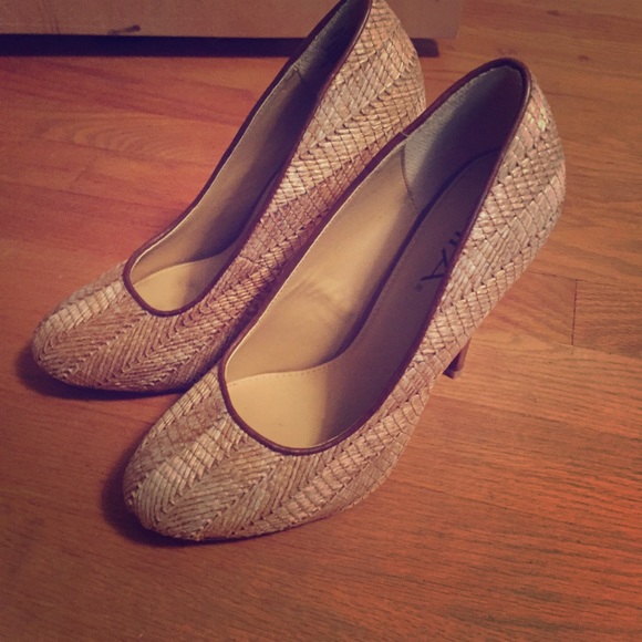 Straw/leather pumps