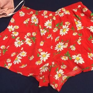 Flowy shorts with daisies