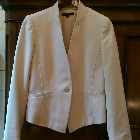 Short cream one button suit jacket