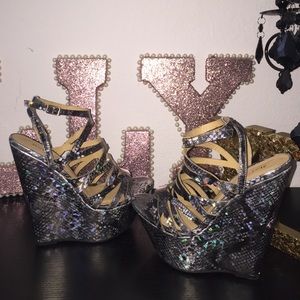 JUSTFAB iridescent snake skin wedges