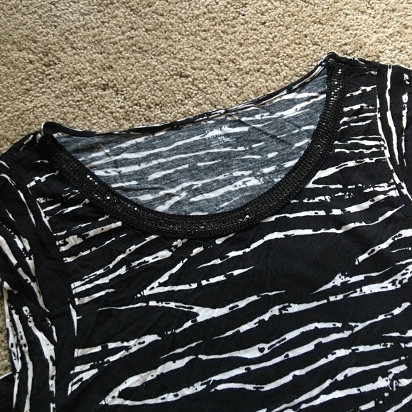 Black/White Print Tee - Picture 2 of 3