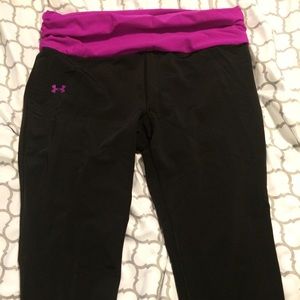 UA Compression cropped heat gear pants. Size L