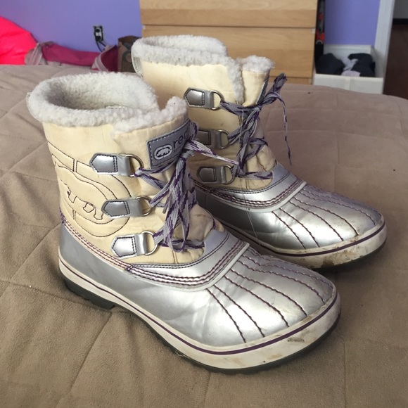 Snow boots