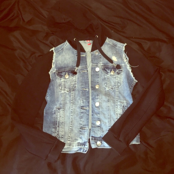 Hooded denim jacket 💙