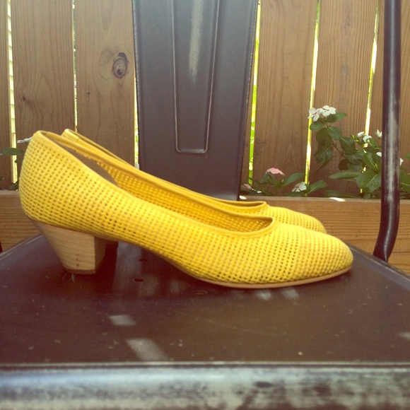 Vintage yellow mesh heels
