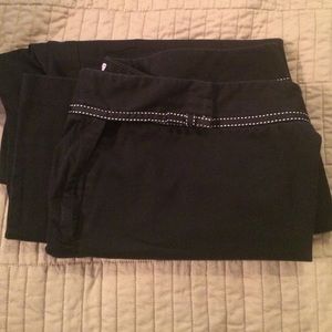 ❤️Super cute black capris with white stitching❤️