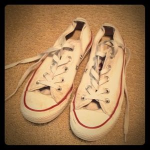 White converse low top