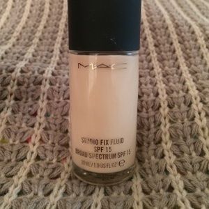 MAC Studio Fix Fluid, NW10.