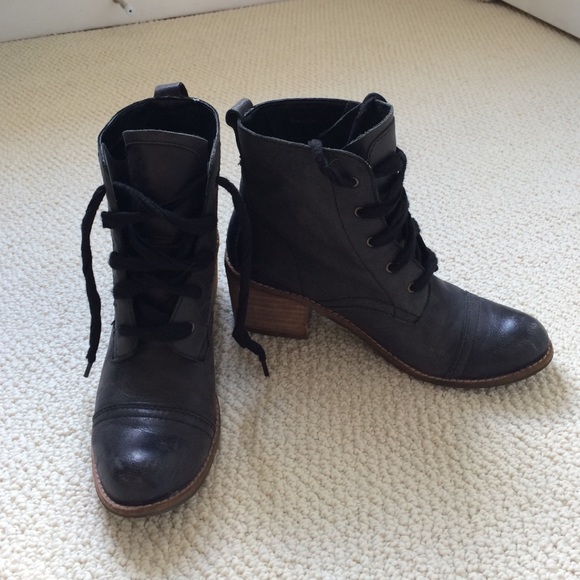 **SOLD** Dolce Vita Black Leather Lace Up Ankle