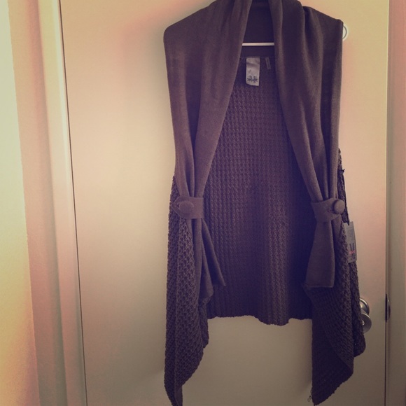 Sleeveless crochet pullover