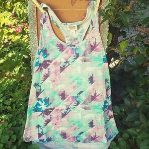💗FINAL SALE!💗  Island floral tank!