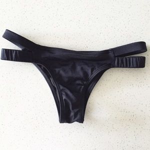 NWOT Victoria's Secret cheeky bikini bottom size S