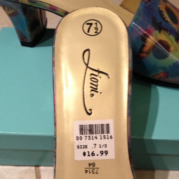 Vegan "Holographic" Fioni Shoes! NWT - Picture 3 of 4